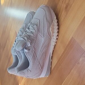 Women's Gray black rdr Puma's. Never worn,  size 8.